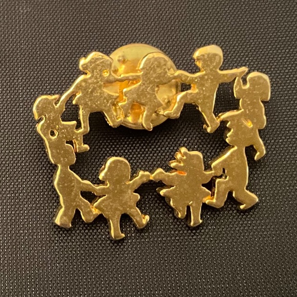 Happy Children Dancing in a Circle CTPM Brooch - Picture 2 of 2